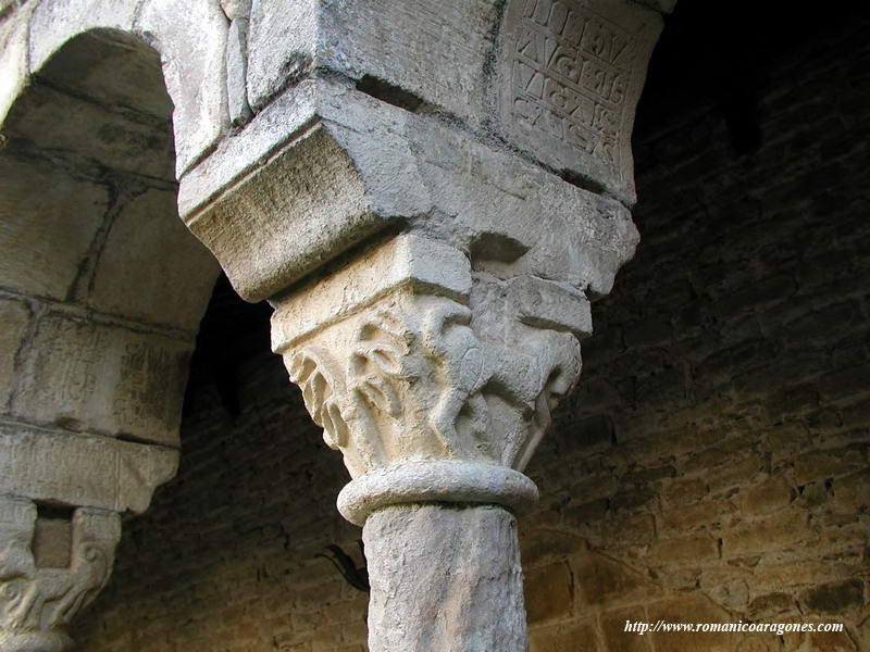 CAPITEL DEL CABALLO. MOTIVOS VEGETALES Y CABALLO